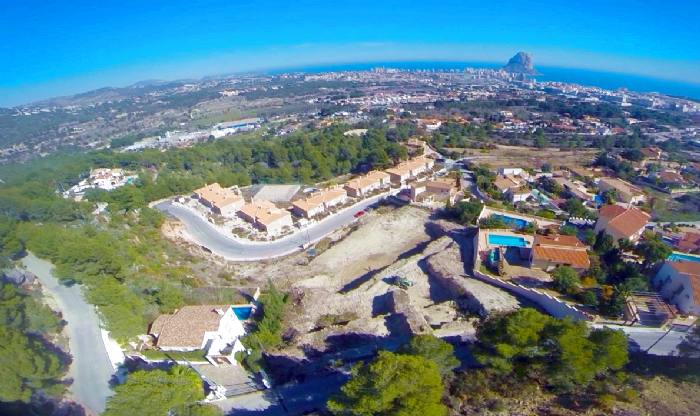 Plot for sale of 6015m2 with sea views in Calpe, with possibility to build houses.