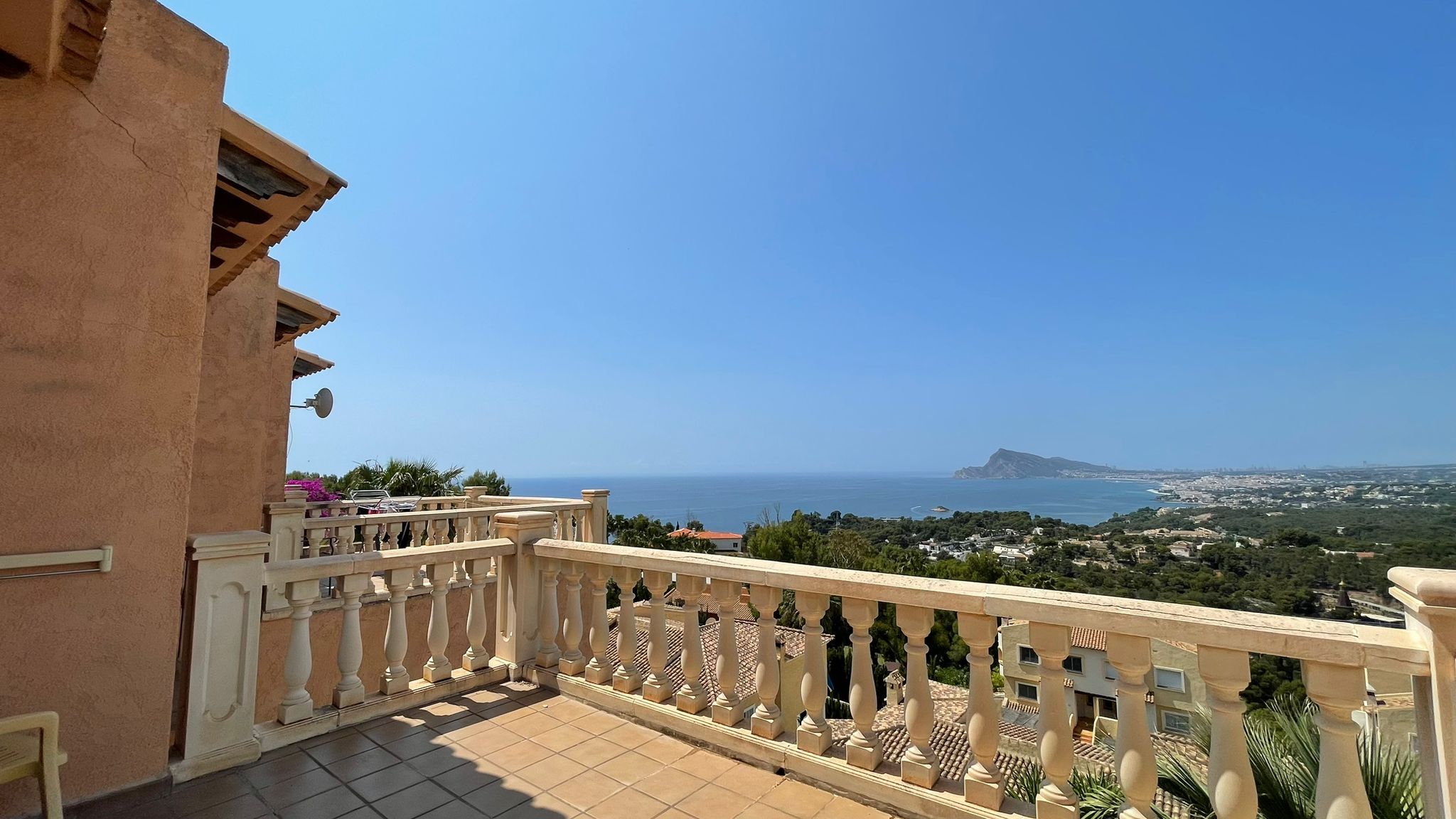 Bangalow with 4 bedrooms and 3 bathrooms. with sea views in Altea-Hills, Residencial Montecarlo. It is a consolidated and very quiet area of the urbanization.