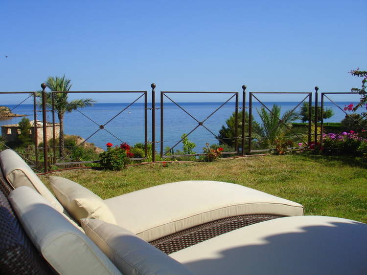 Bungalow de 3 dormitorios en la urbanización Villa Gadea. Fantásticas terrazas con vistas al mar y un jardín privado con césped y bonitas flores. 