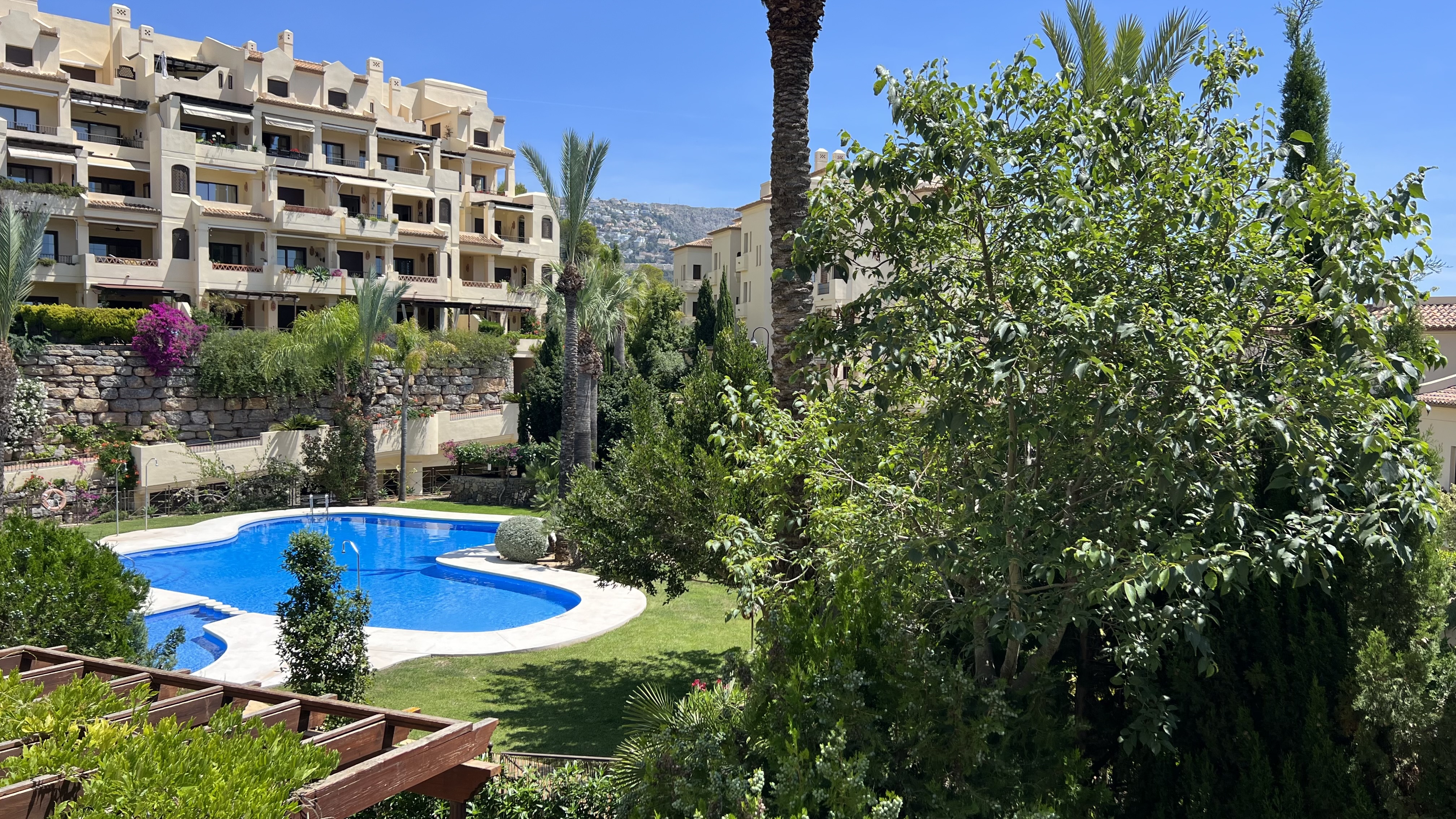 Apartment in Villa Gadea for sale with three bedrooms with a private garden. Communal swimming pool