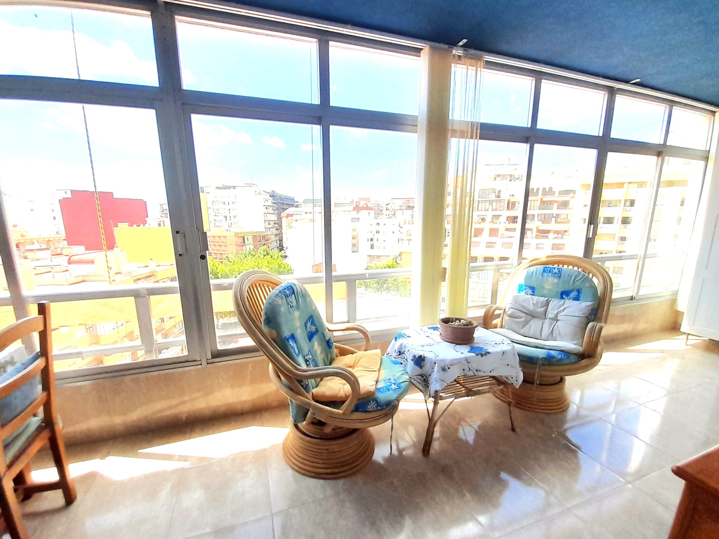 Apartamento en venta, con 2 dormitorios y 2 baños, en Apolo IV en el centro de Calpe. Cerca de la playa. Orientación sur, vistas abiertas, amplia terraza.