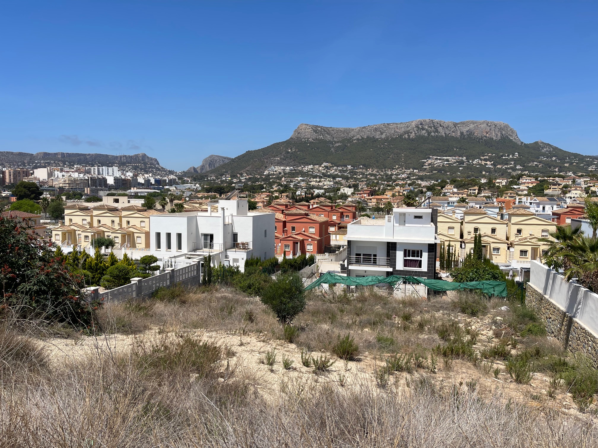 Do you dream of a tailor-made house? This urban plot of 800m2 in Calpe offers you the opportunity. Quiet area, close to the beach and  views.