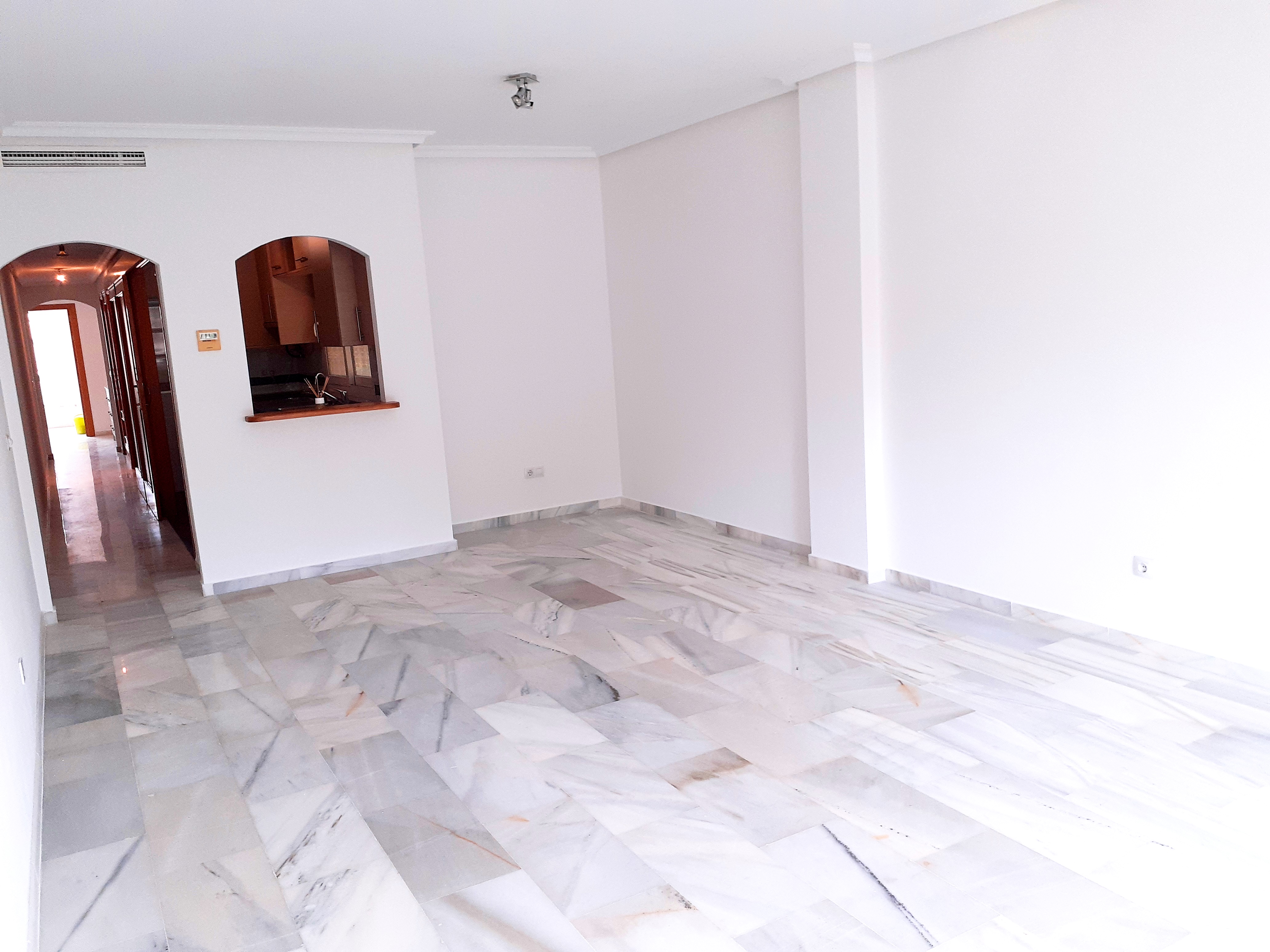 Apartment with 3 bedrooms and 2 bathrooms with garage and storage room in the center of Calpe. Central location and close to the beach and all amenities.