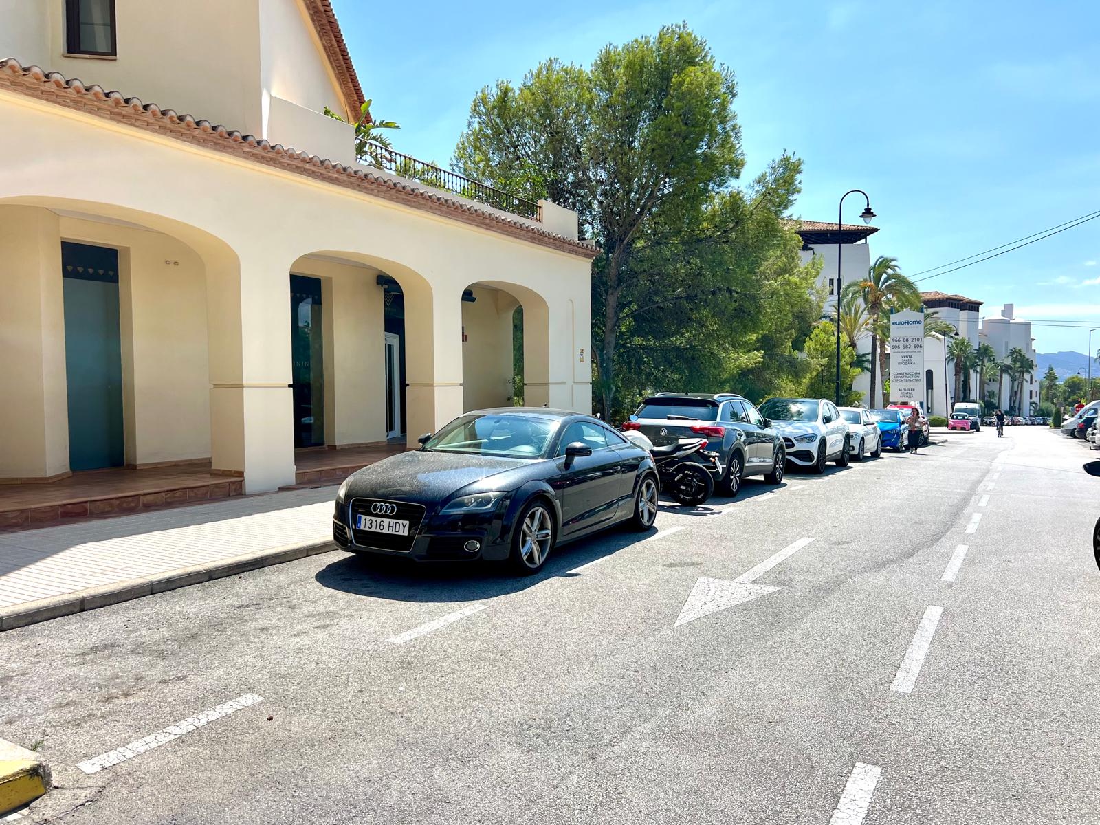 Local de 170m2 en alquiler ubicado en el residencial Viilla Gadea de Altea, a tan sólo 30m del Hotel de cinco estrellas Villa Gadea. Grandes ventanales al exterior