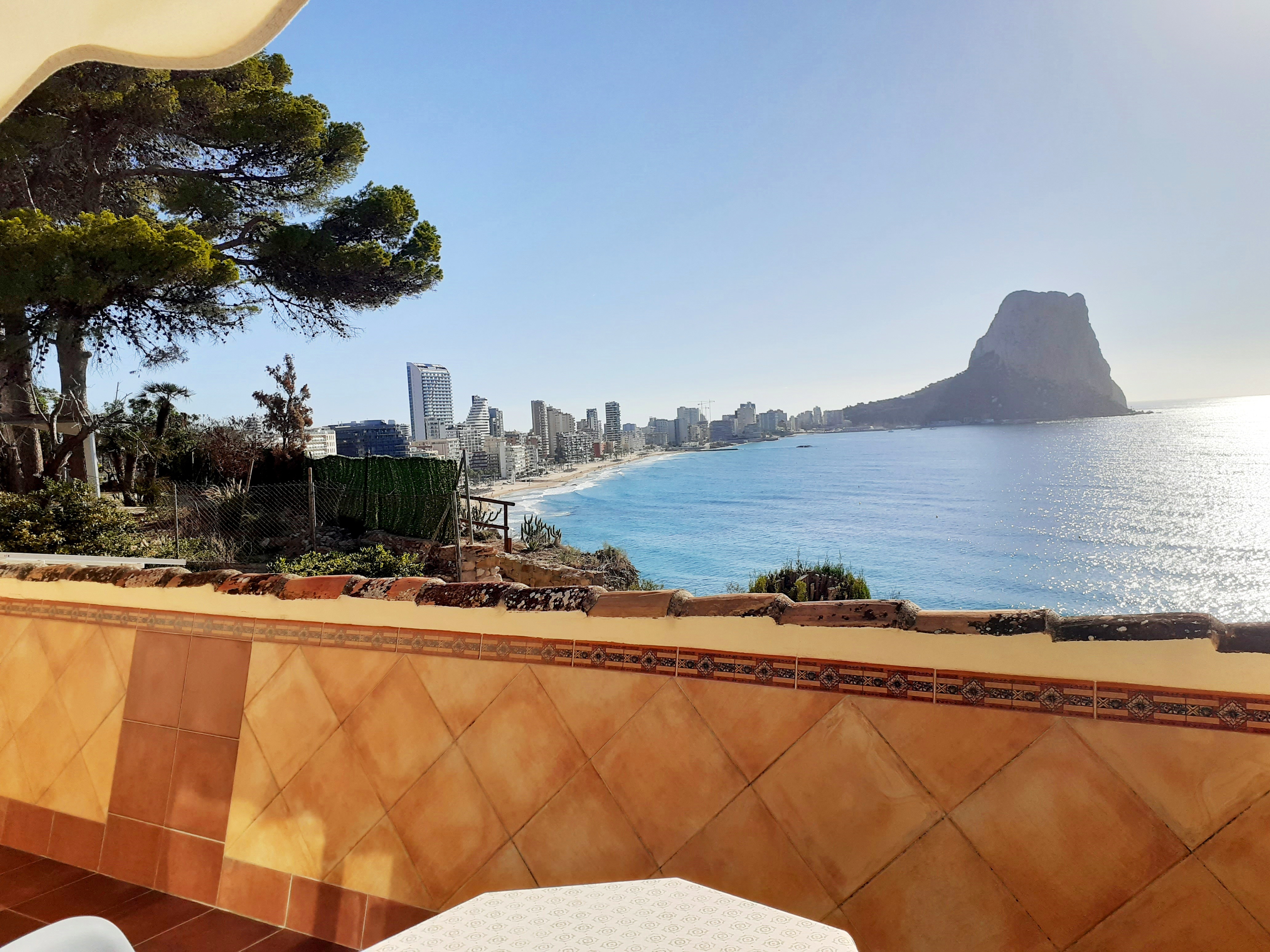 Apartamento de 2 dormitorios en Calpe en una de las urbanizaciones diseñadas por Ricardo Bofill. Vivienda con una gran terraza y espectaculares vistas al mar