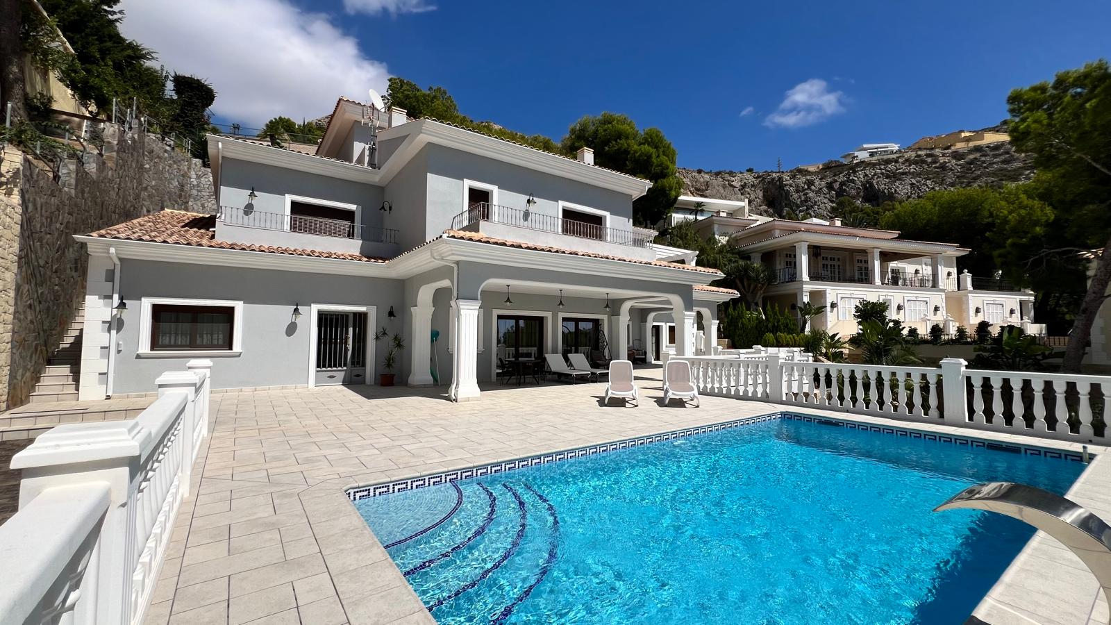 Espectacular y lujosa villa en Altea Hills, con vistas al mar, piscina privada, gym, zonas ajardinadas y amplias estancias.