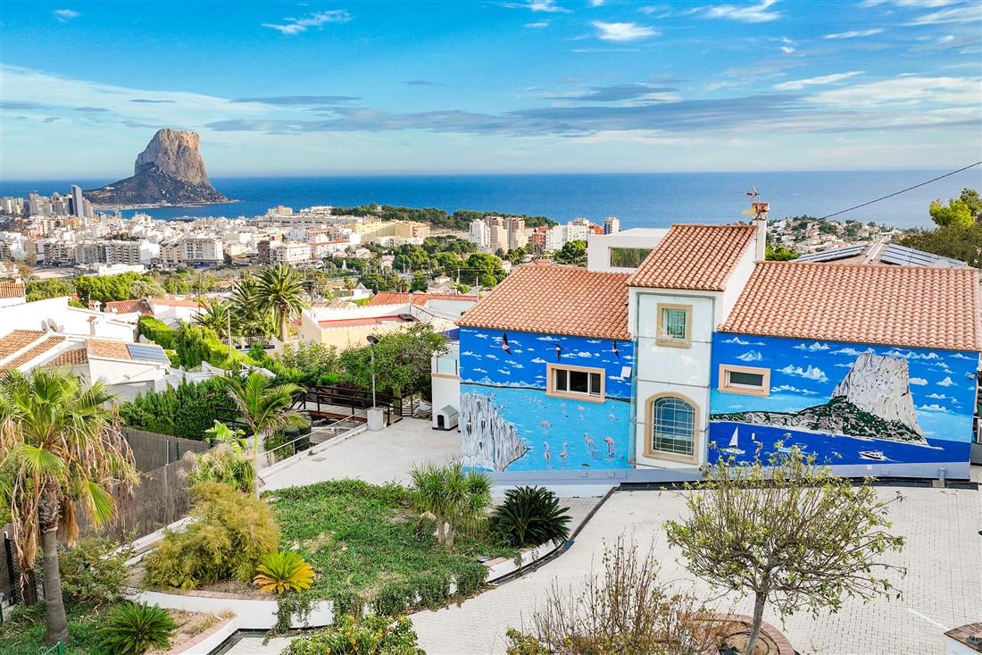 Villa à Calpe avec 4 chambres et vue sur la mer. Située dans un quartier privilégié, cette villa dispose de toutes les commodités que vous pouvez imaginer.