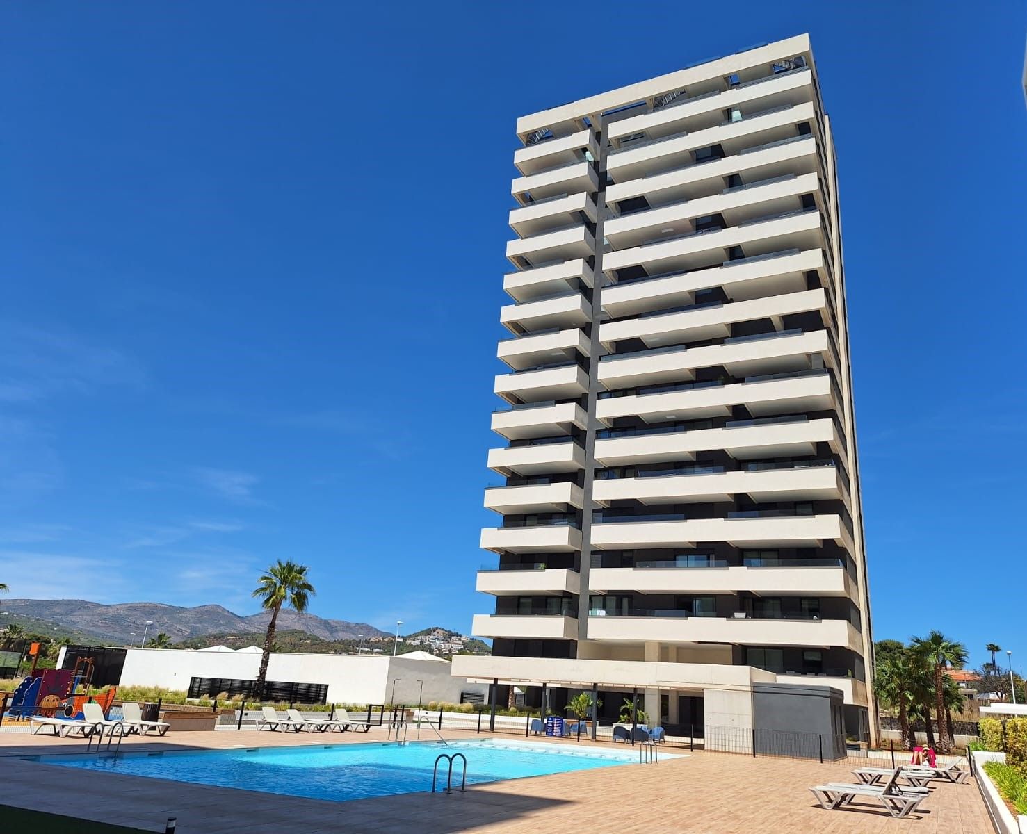 Nieuw penthouse met drie slaapkamers, dichtbij het Arenal-strand, met uitzicht op zee, Calpe.