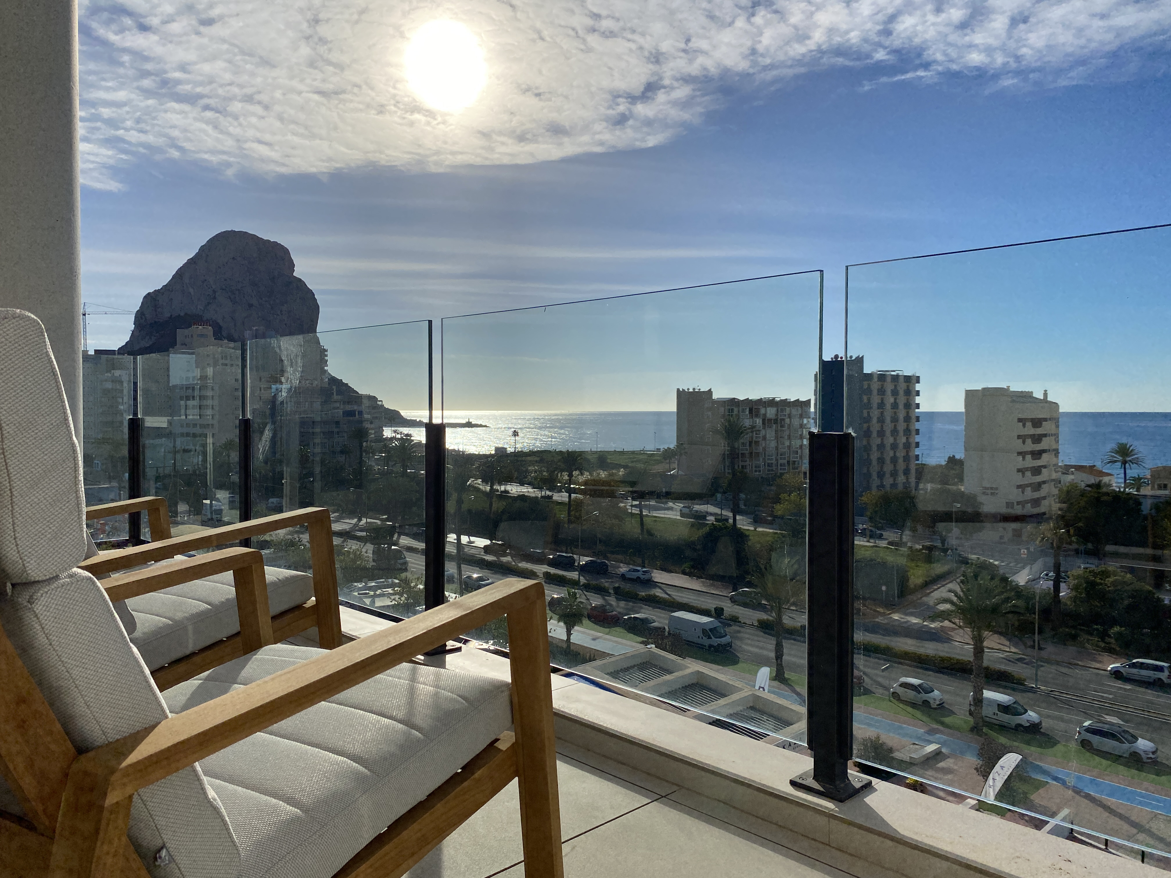 Nuevo apartamento con vistas al mar en Silver Tower, Calpe. A solo 200 m de la playa, con garaje y trastero.