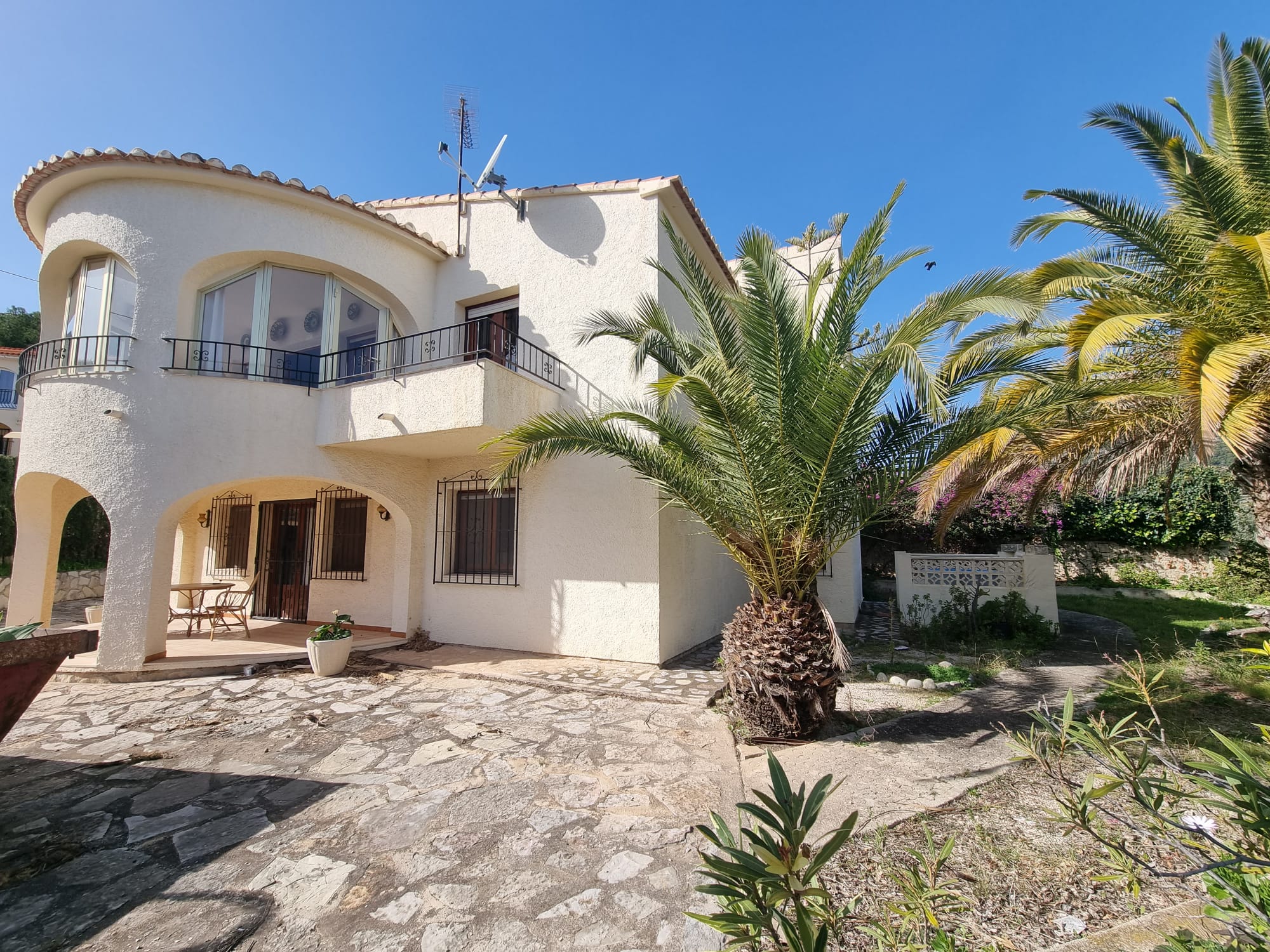 Villa de 4 dormitorios con vistas al mar a 50 metros del magnífico Puerto Blanco de Calpe. Edificación en dos plantas con una distribución óptima 