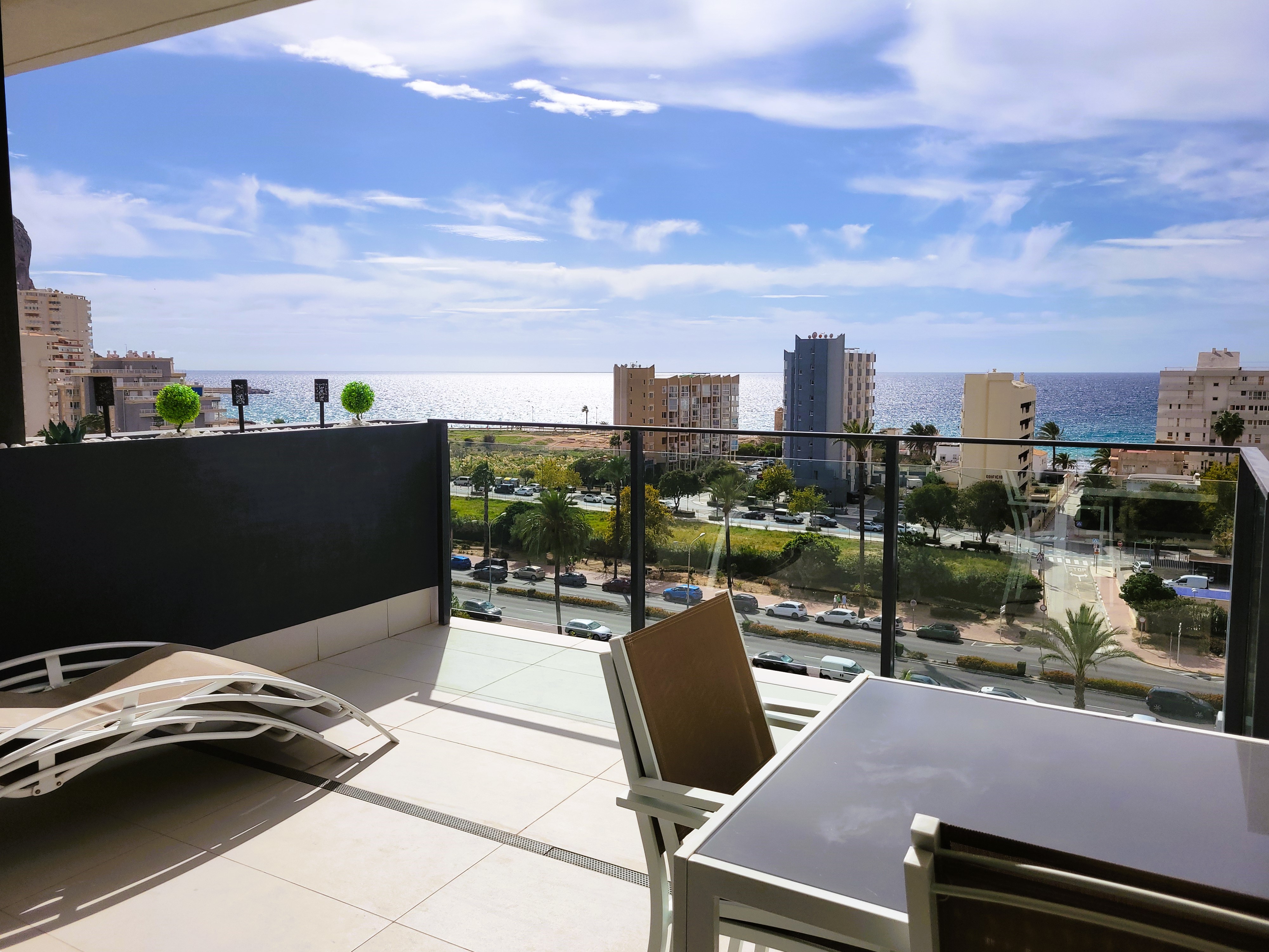 Nuevo apartamento en venta, con impresionantes vistas al mar, cerca de la playa del Arenal en Calpe. Con 2 dormitorios, garaje y trastero.