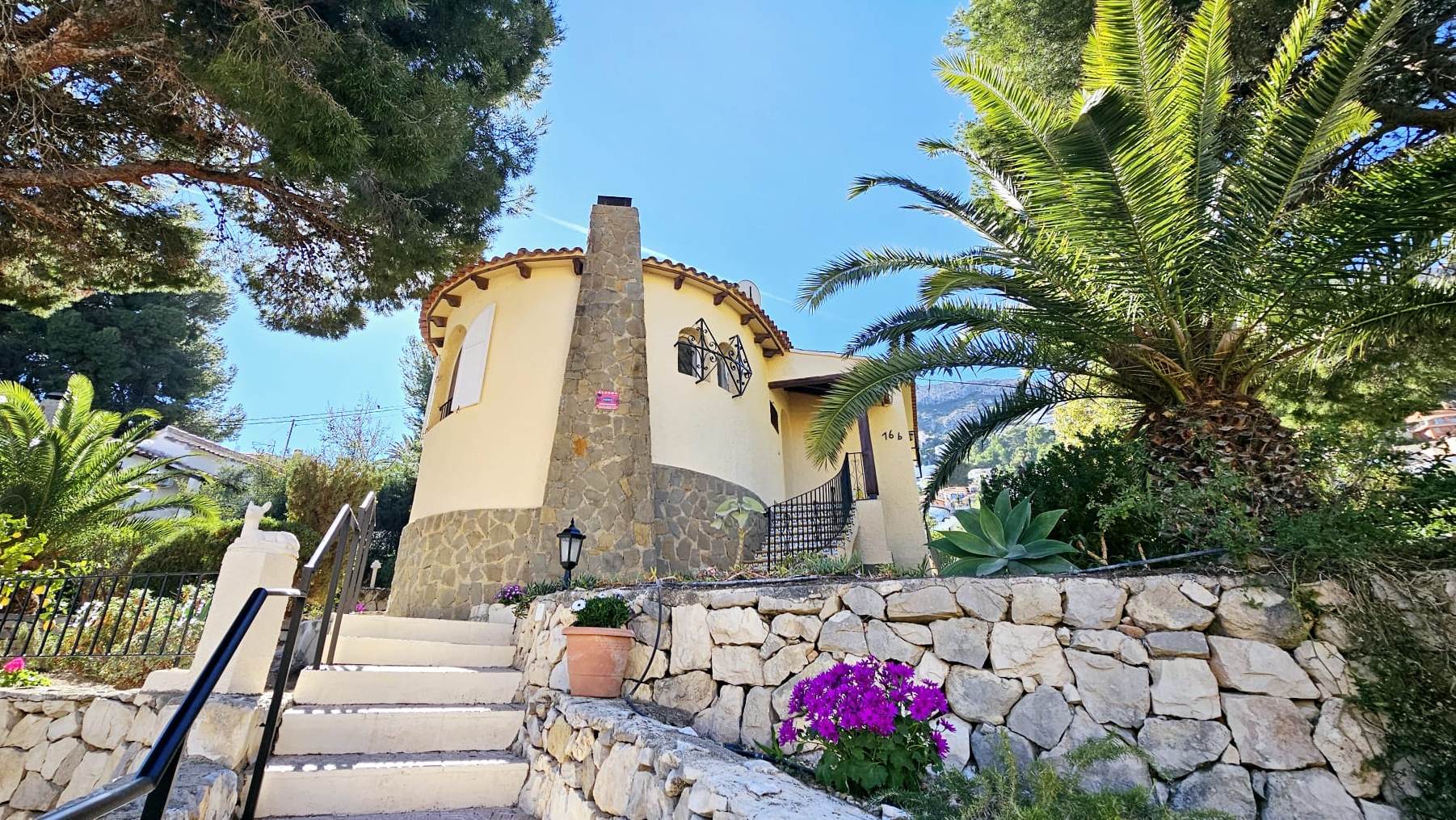 Villa with 3 bedrooms and 2 bathrooms in Maryvilla in Calpe, near the centre and the beach. With a recent renovation and possibility to extend