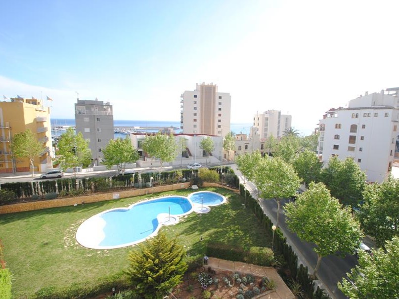 Apartamento con 2 dormitorios y vistas al mar en venta, ubicación privilegiada en Apolo 18, Calpe. Con aire acondicionado, muebles y aparcamiento.