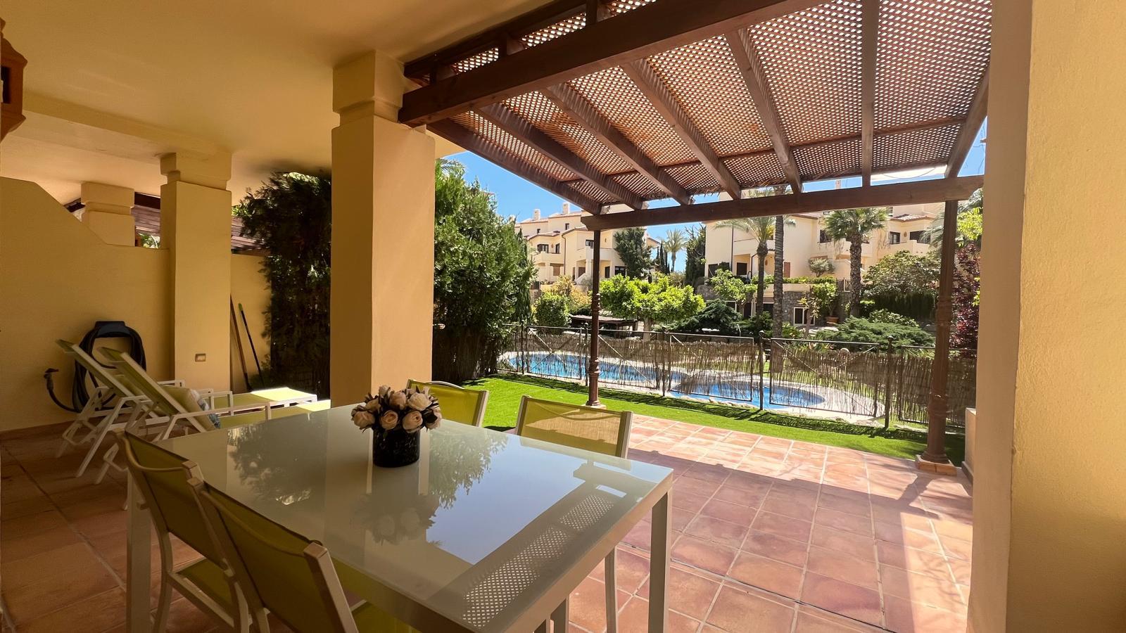 Precioso apartamento en el residencial de lujo frente al mar Villa Gadea .Apartamento de 2 dormitorios y dos baños completos, uno con bañera en suite y otro con ducha. Amplia terraza con jardín privado y preciosas vistas 